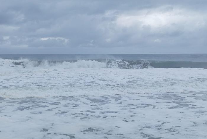 Alertan por oleaje elevado y tormentas en la costa michoacana