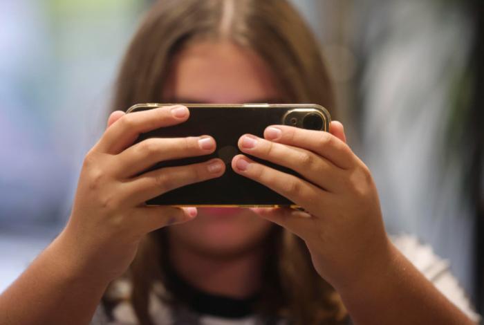 Alertan por publicidad masiva en redes sociales dirigida a menores: Piden regulación urgente