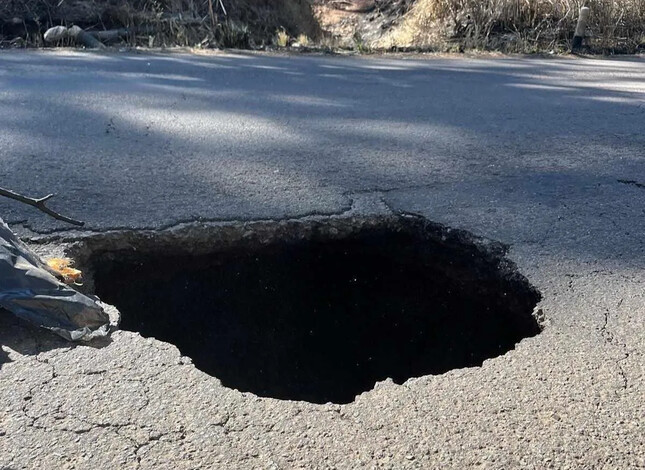 Alertan por socavón en la carretera libre Uruapan – Lombardía