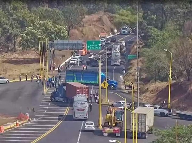 #AlertaVial | Mantienen varios bloqueos carreteros en diferentes puntos de Michoacán