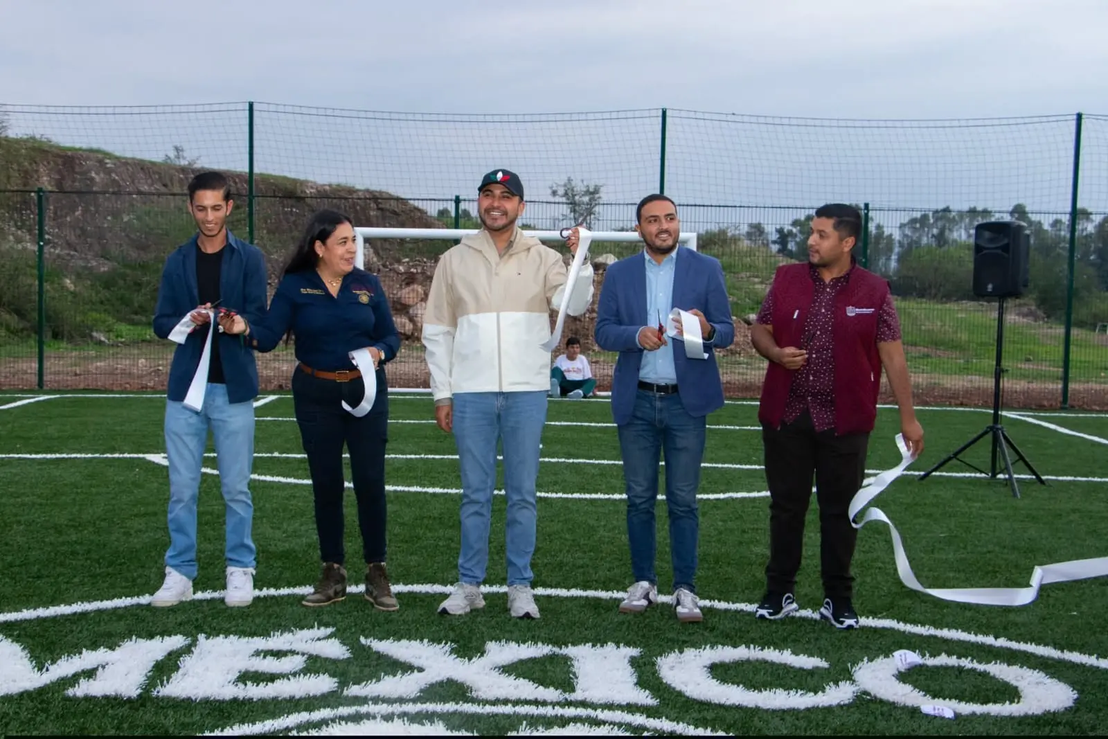 Alexis Velázquez inaugura nueva cancha de fútbol 5 en Huandacareo