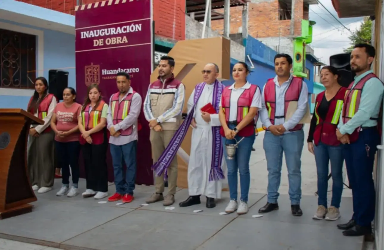 Alexis Velázquez, presidente municipal de Huandacareo, inaugura calle en la comunidad de San José Cuaro