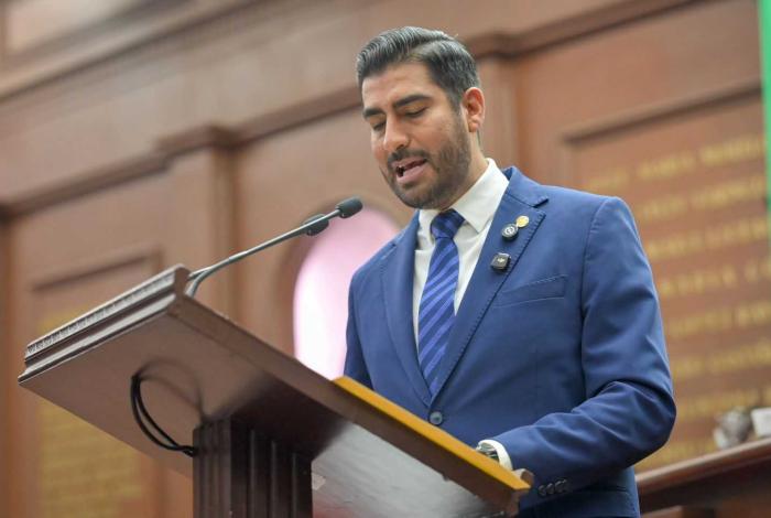 Alfonso Chávez propone ante el pleno chequeo médico anual gratuito