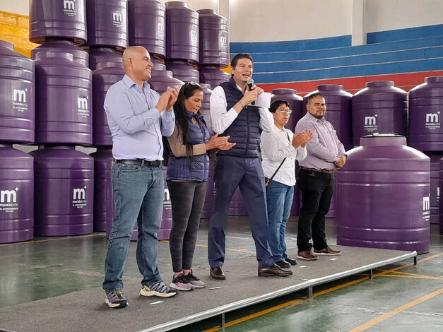 Alfonso entrega tinacos a quienes votaron por él