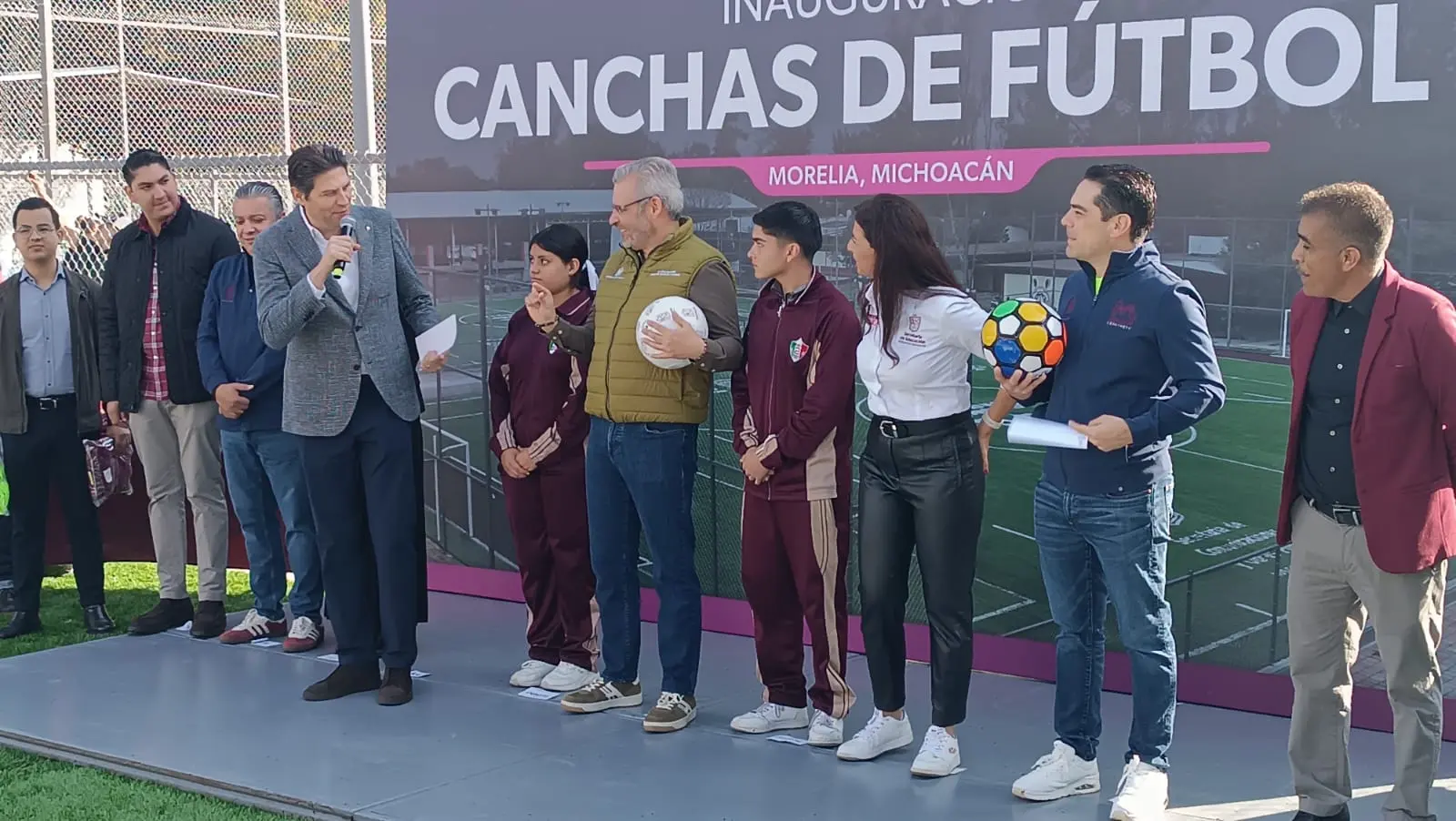 Alfonso Martínez asiste a inauguración de canchas de “Fútbol 7”