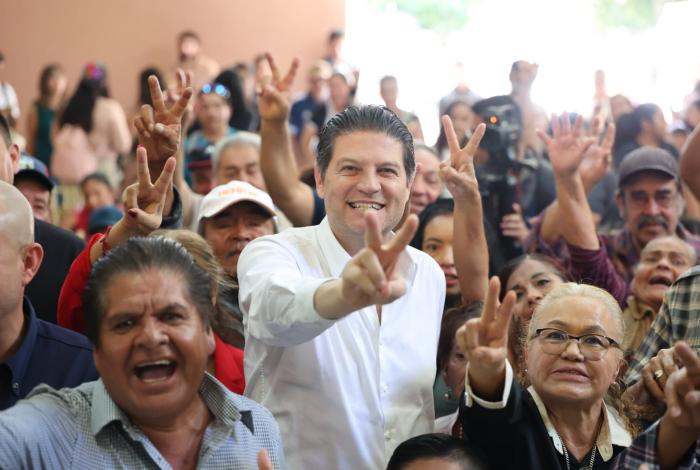 Alfonso Martínez entrega certeza jurídica a miles de familias con el programa de regularización de colonias