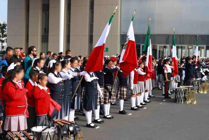 Alfonso Martínez, entrega Bandera Nacional y Bandas de Guerra a escuelas públicas