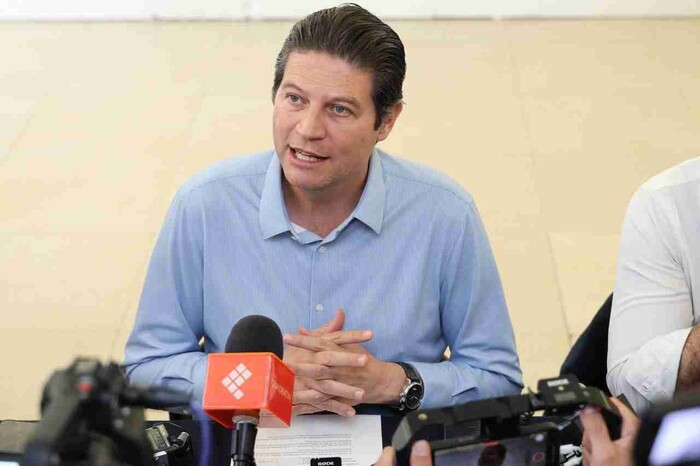 Alfonso Martínez llama al orden y regularización de anuncios publicitarios