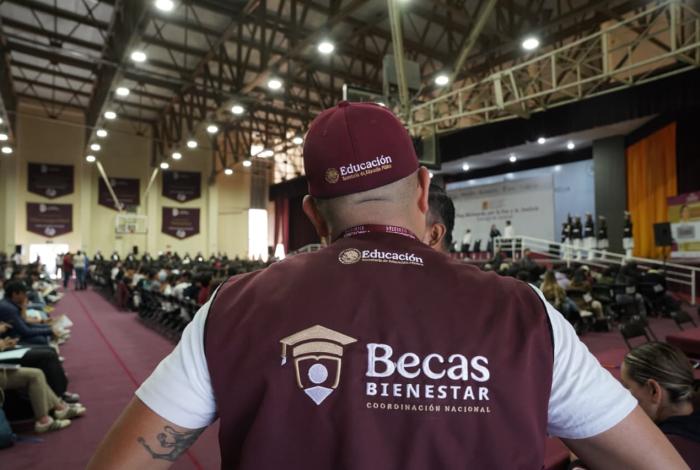 Alfonso Martínez pide a jóvenes no quedarse en las becas: ‘que sean críticos y se muevan a la acción’