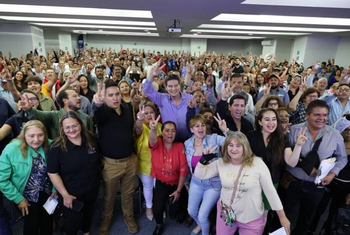 Alfonso Martínez se reúne con vecinos de Morelia y dice él sí cree en los líderes de las colonias