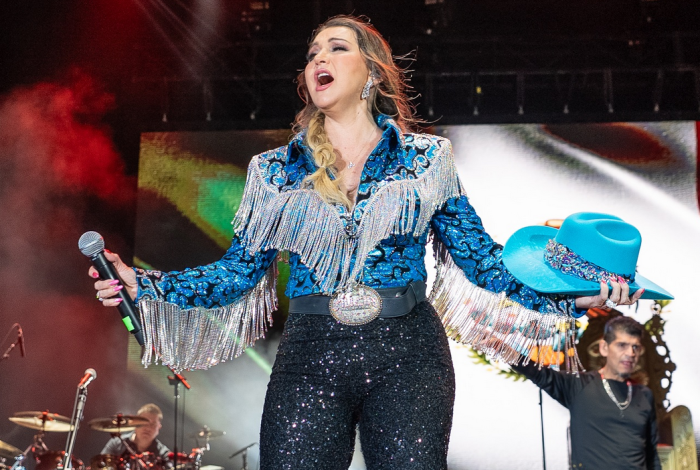 Alicia Villarreal crea un himno para las mujeres de México