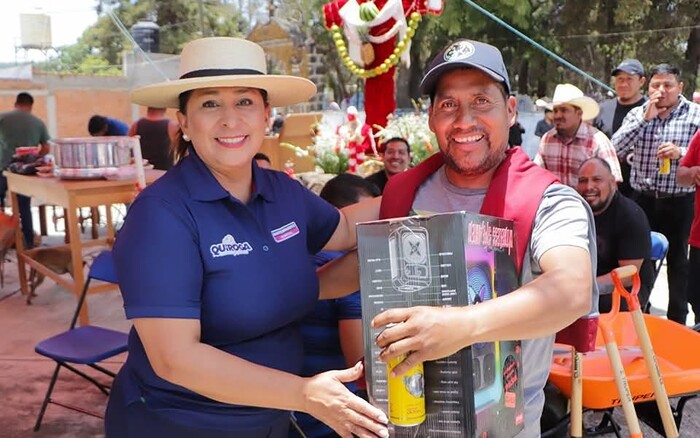 Alma Mireya González reconoce con gratitud la labor de los albañiles en el Día de la Santa Cruz