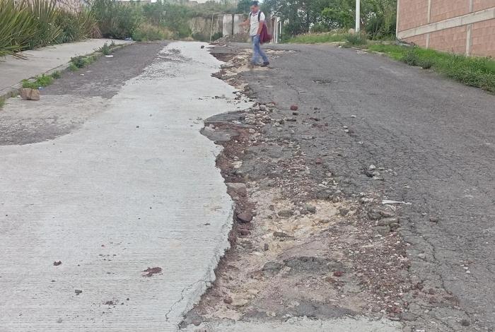Altozano a la deriva: enormes baches exponen a conductores al riesgo de accidentes