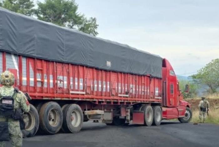 Amanece Cotija con reportes de bloqueos carreteros y balaceras