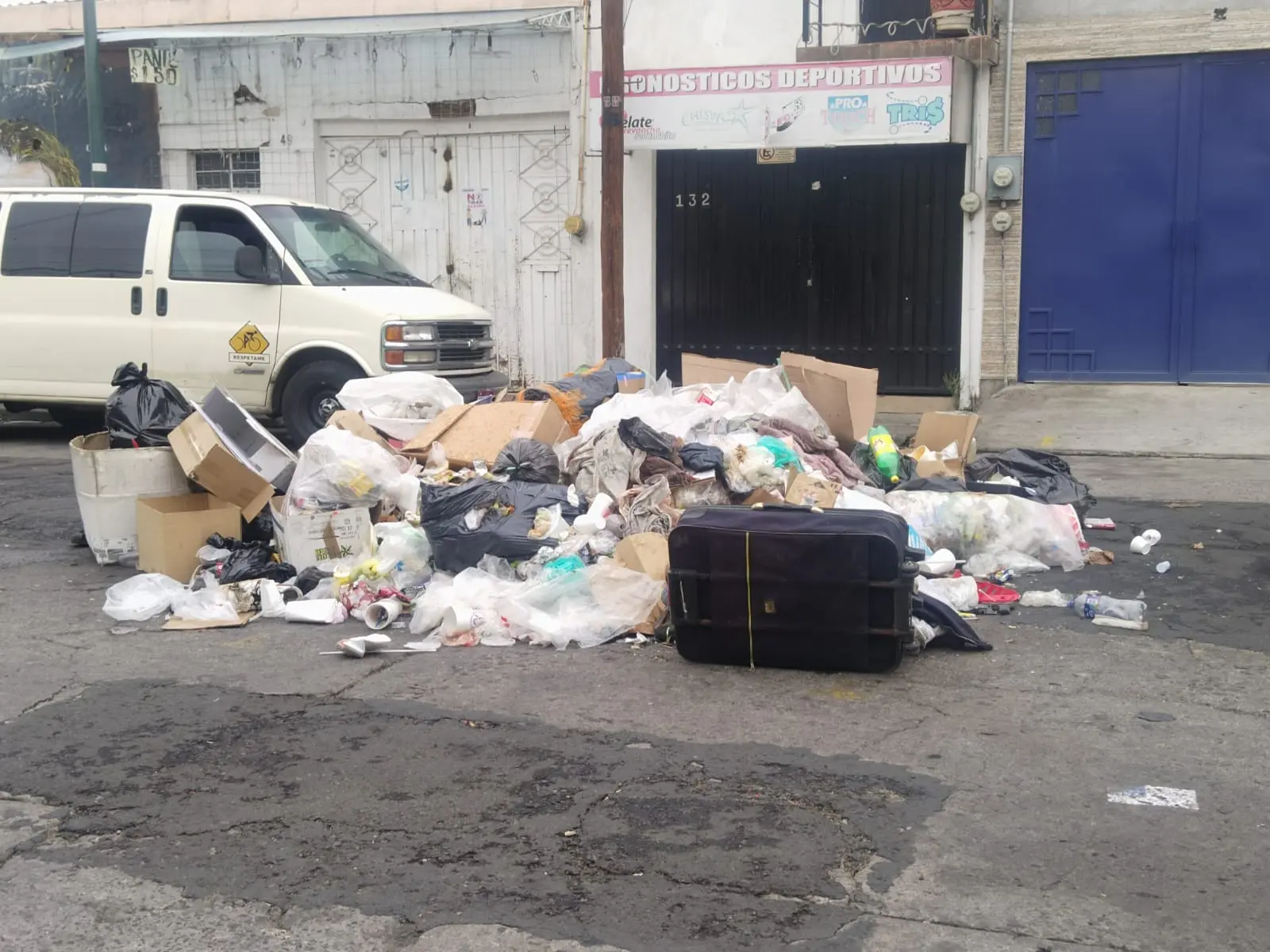 Amanece el Auditorio Municipal tapizado de basura