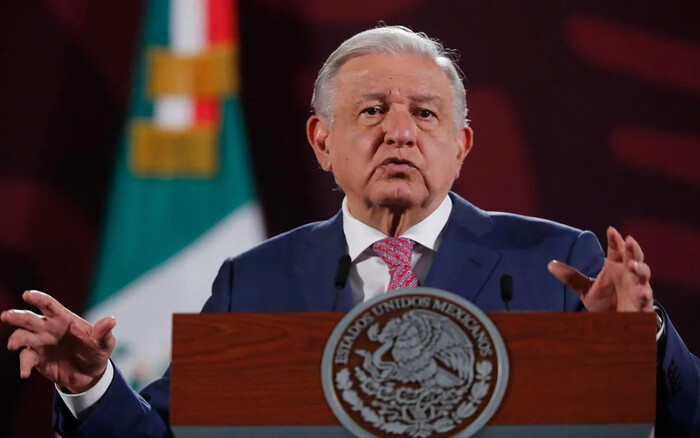 AMLO califica de “elitista” al feminismo