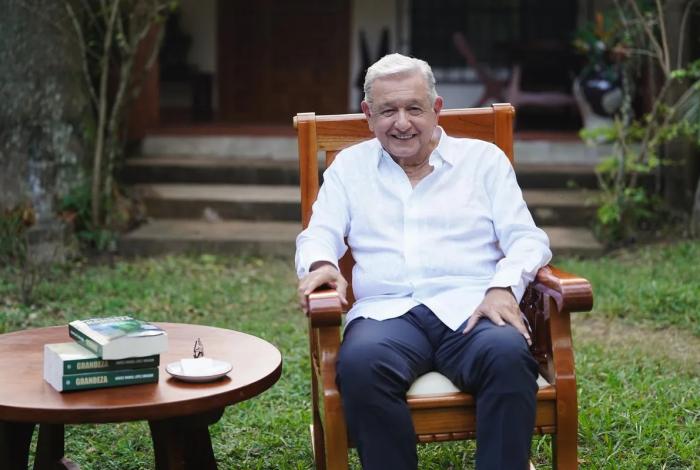 AMLO reaparece y presenta su libro “Grandeza”