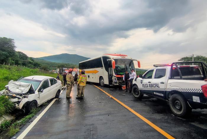 Aparatoso choque entre auto y autobús de pasajeros deja un les10nado