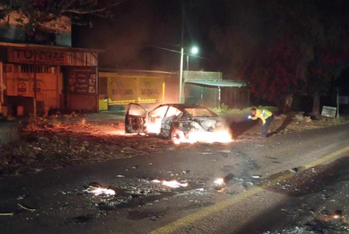 Aparece vehículo calcinado en Pátzcuaro, podría estar ligado a la desaparición de taxista