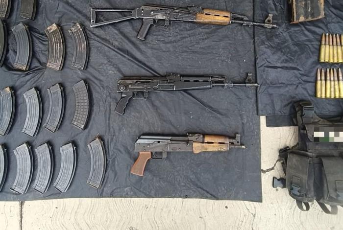 Apatzingán: Aseguran arsenal en camioneta Suburban abandonada