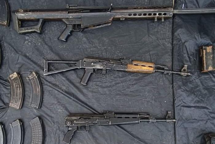 Apatzingán: aseguran lujosa camioneta suburban abandonada y con arsenal