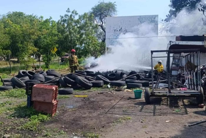Apatzingán: sujeto le prendió fuego a 50 llantas y luego escapa