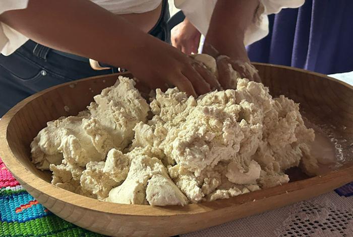 Aprende a envolver una corunda en el taller de corundas tradicionales de Tzurumútaro