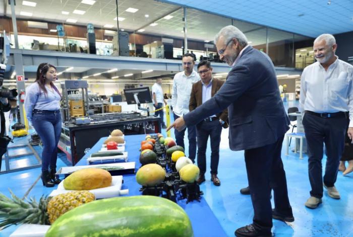 Apuesta Michoacán por la tecnología para potenciar su agroindustria: Bedolla