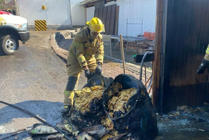 Arde área de residuos de una fábrica de tostadas y frituras al norte de Morelia