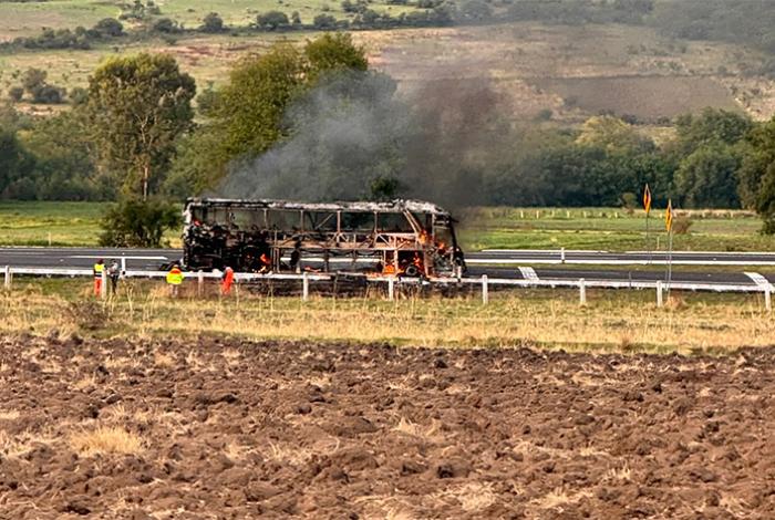 Arde autobús de pasajeros en la México-Guadalajara; solo se reportan daños materiales