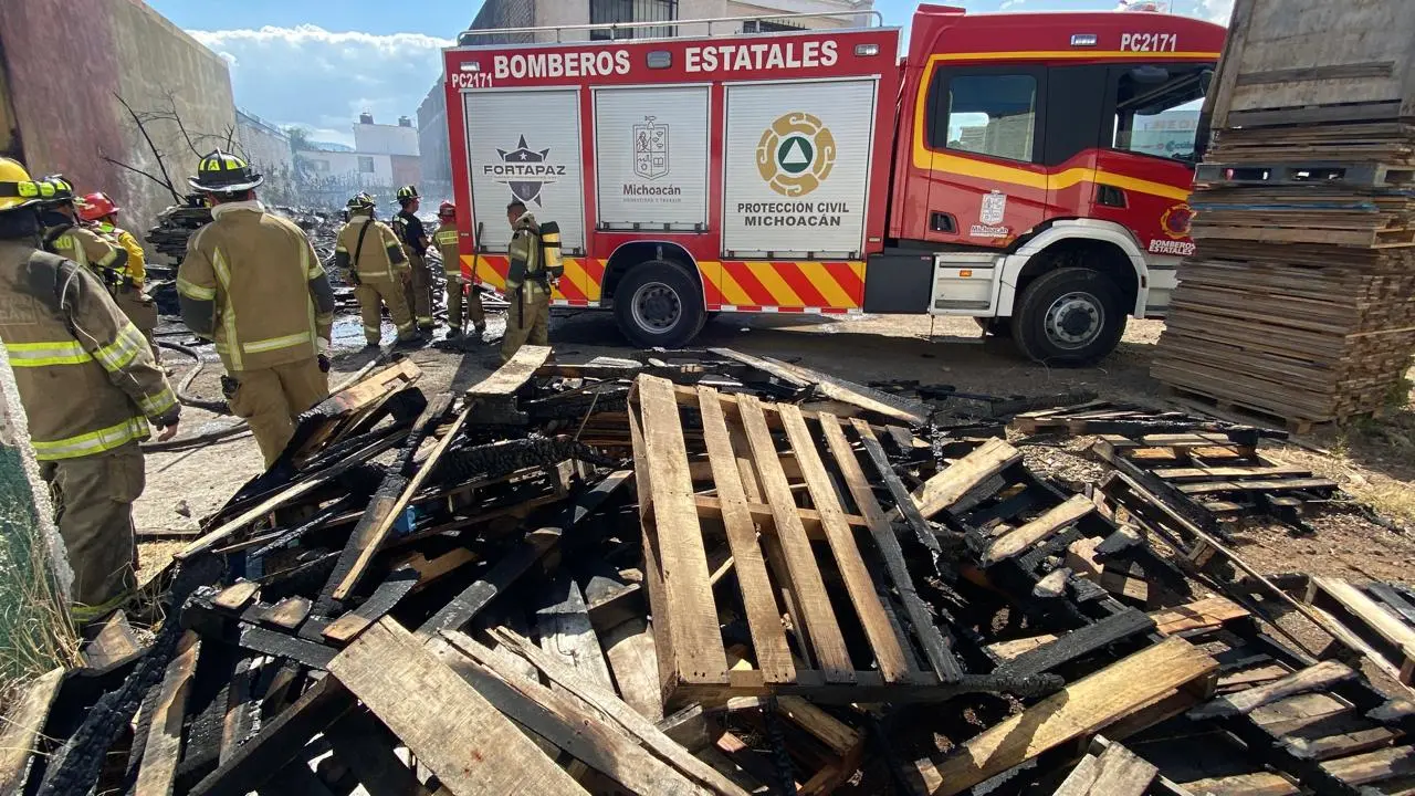 Arde baldío con tarimas al poniente de Morelia