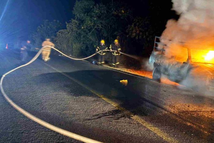 Arde camioneta en la carretera Tacámbaro-Yoricostio