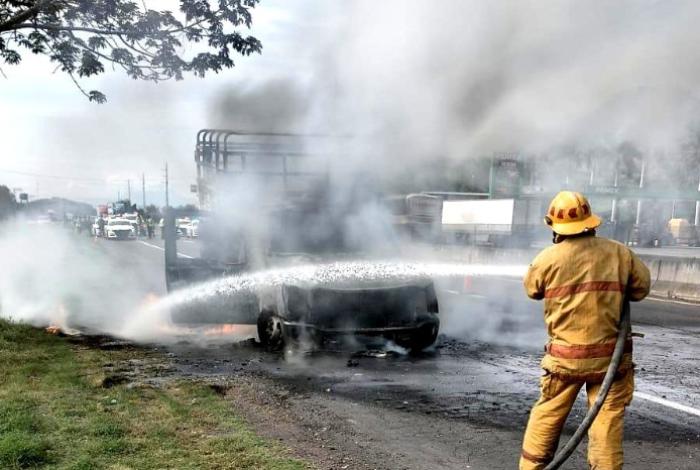 Arde camioneta limonera en la carretera Apatzingán – Cuatro Caminos