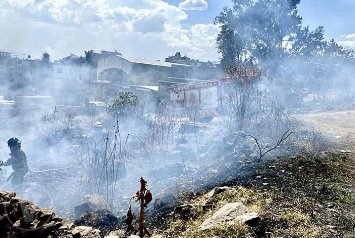 Arde casa de madera en la colonia Cumbres del Quinceo, en Morelia