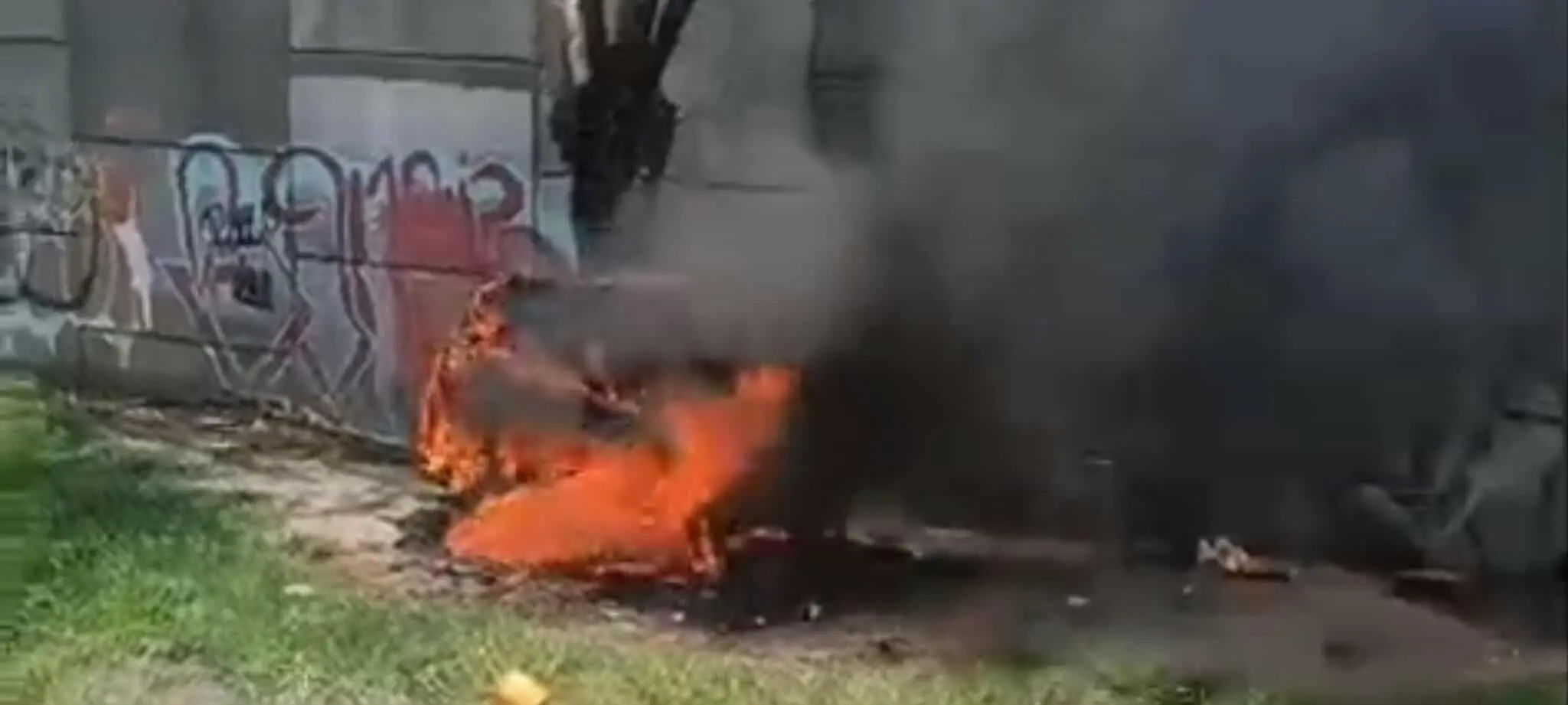 Arde casita de madera en Morelia