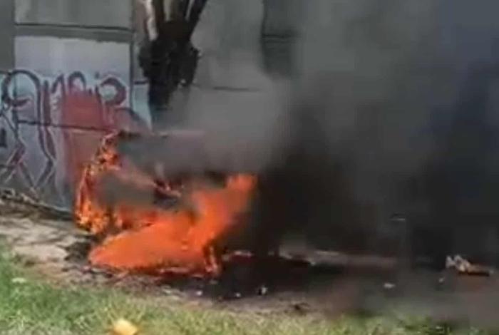 Arde choza de madera a la orilla de la cuneta central del Libramiento Norte de Morelia