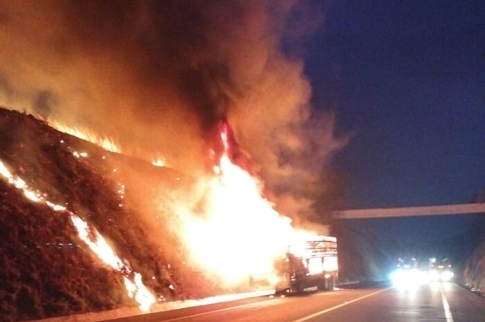 Arde contenedor tipo jaula, el chofer logra rescatar la caja