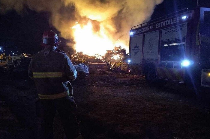 Arde corralón cerca de la carretera Morelia-Salamanca, en Tarímbaro