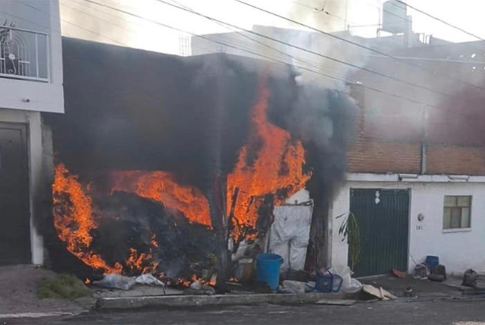 Arde domicilio en la colonia Profesor Jesús Romero Flores, en Morelia