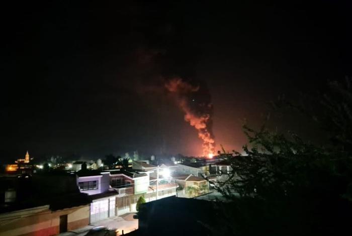 Arde fabrica de plásticos en Chavinda; las llamas alcanzan varios metros de altura