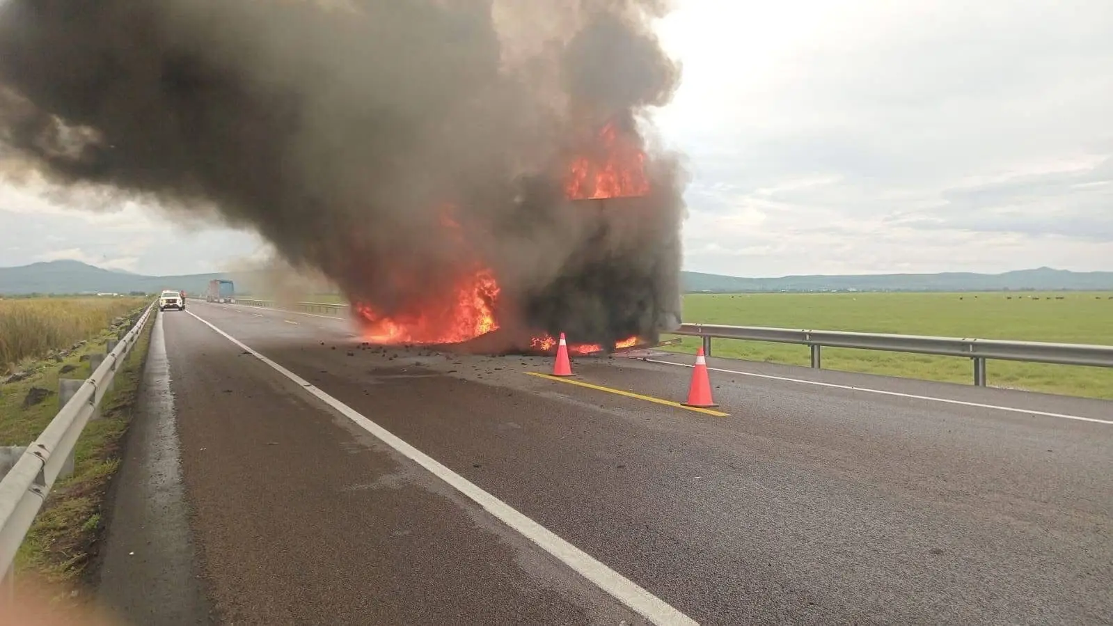 Arde tractocamion en la Morelia-Salamanca