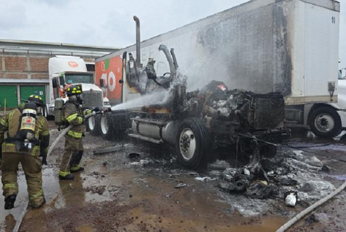 Arde tractocamión en patio de maniobras del Grupo Ortiz en Morelia