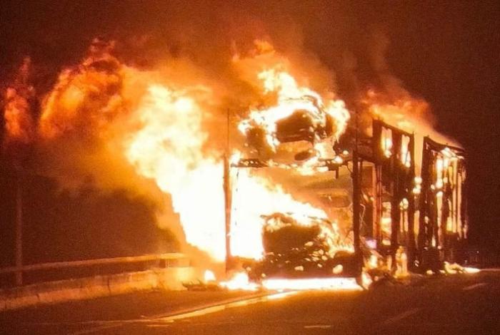 Arde tractocamión nodriza junto con su cargamento en la México-Guadalajara