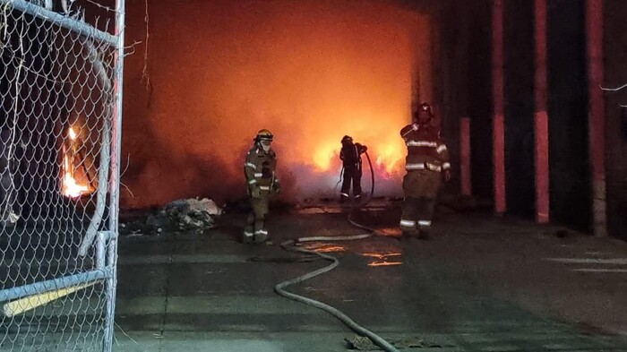 Arde una bodega en la Industrial