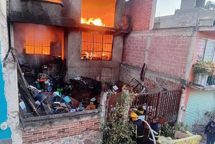 Arde una casa en la colonia Las Palmas, de Zitácuaro
