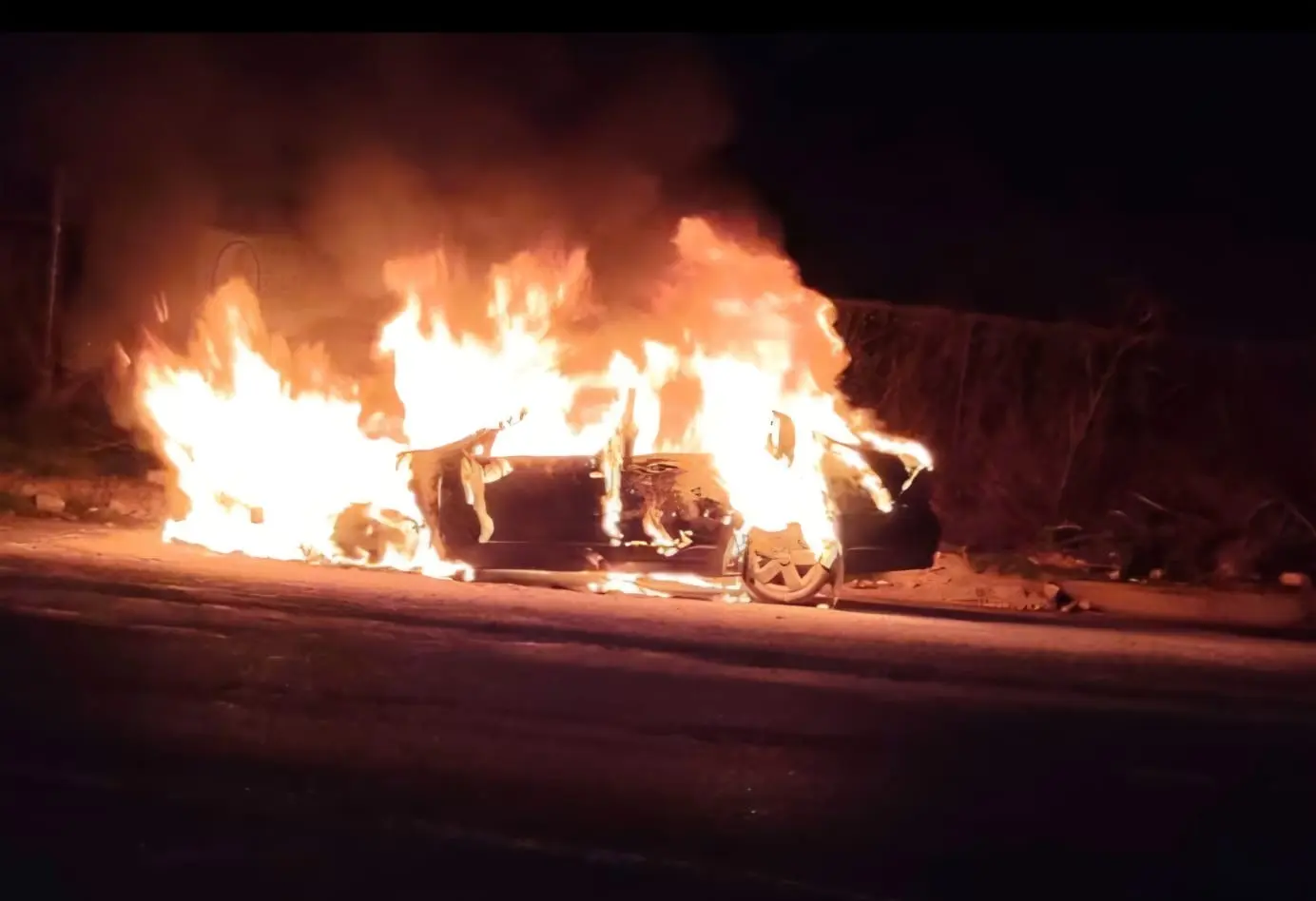 Arde vehículo en Ciudad Hidalgo
