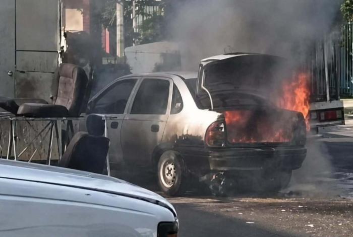 Arde vehículo en la colonia Leandro Valle de Morelia