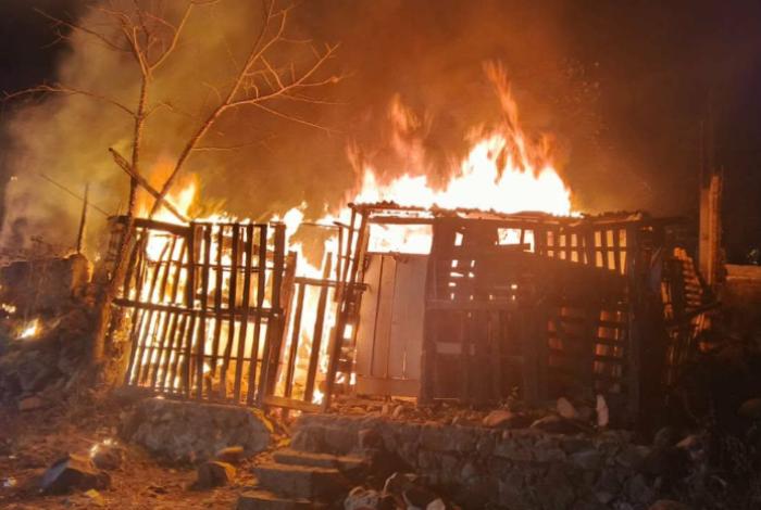 Arden dos casas de madera en Cumbres del Quinceo, Morelia