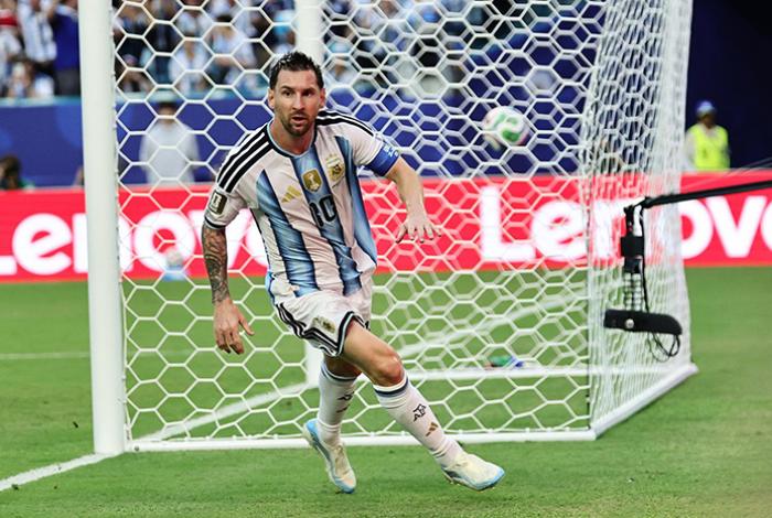 Argentina suda para pasar a octavos y evita la hazaña de Cabo Verde y 'Vozinha'