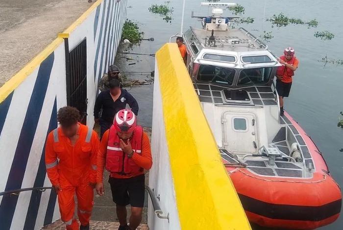 Armada de México rescata a dos náufragos extranjeros frente a las costas de Lázaro Cárdenas